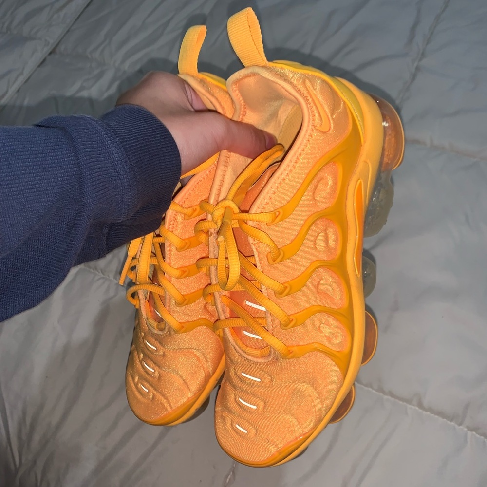 orange Nike vapormaxes Size 6.5